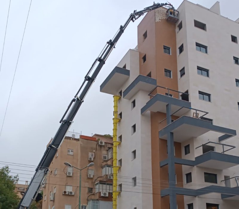 עבודת מנוף בגובה ליד בניין מתוך אתר מנופי יוני